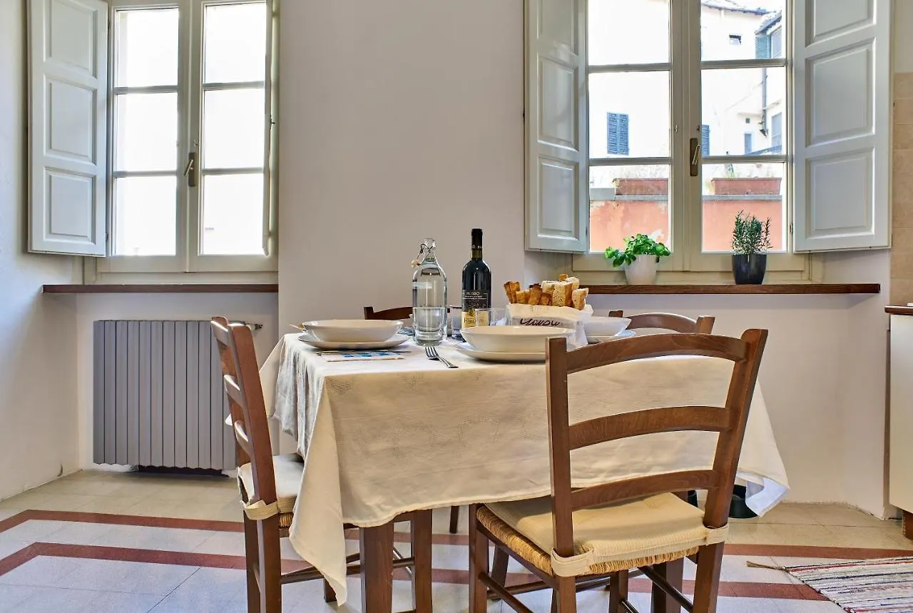 Appartamento Tranquillo bilocale in centro Lucca